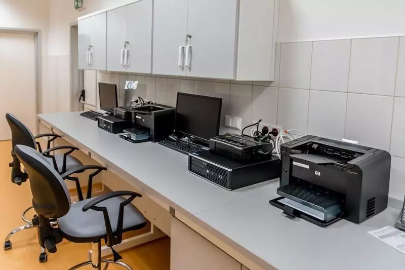 Postes informatiques et imprimantes installés dans un espace de travail